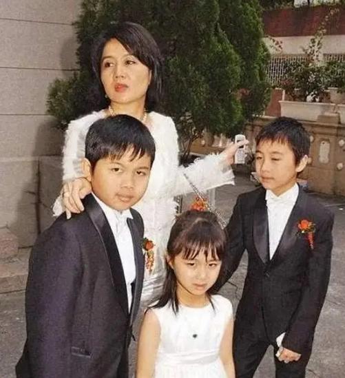 赌王|赌王离世23天后，四太幼子何猷佳被传闻\献祭\, 郑绍康意外说漏嘴