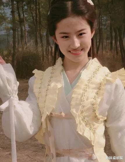 刘亦菲|刘亦菲彻底豁出去,“玉女”形象不要了?仅靠一块“三角布”遮羞