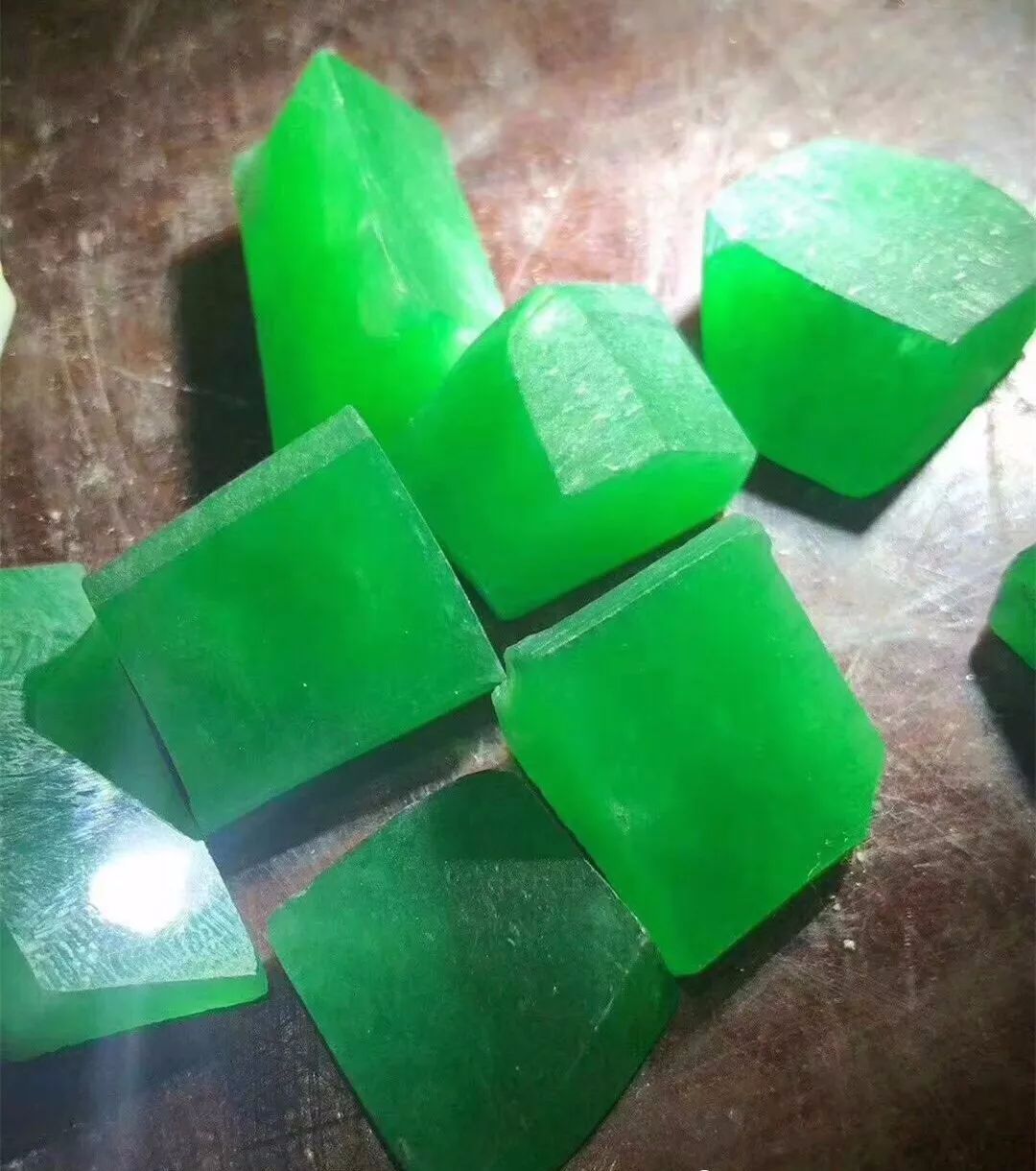 「翡翠」美女用两万买下的翡翠原石，结果却她切出了满色极品冰阳绿！