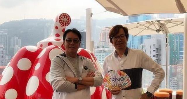 一起看谭咏麟的豪宅，头次见顶楼改装成客厅，这里风景太美了