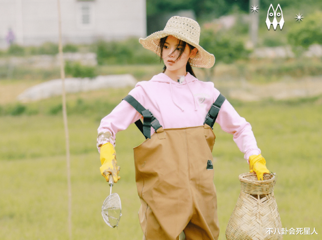 杨超越|杨超越自称“全村希望”，却连家乡都不回，在节目里把上海当老家