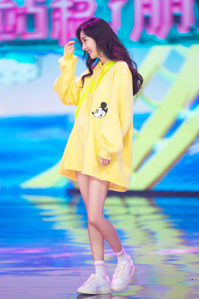 杨幂|终于等到杨幂不再凹少女造型,卷发红唇配斜肩裙亮相,全网沸腾