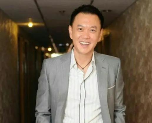 张嘉益|一位身价50亿富豪，专爱“跑龙套”，张嘉译调侃：片酬不够油费