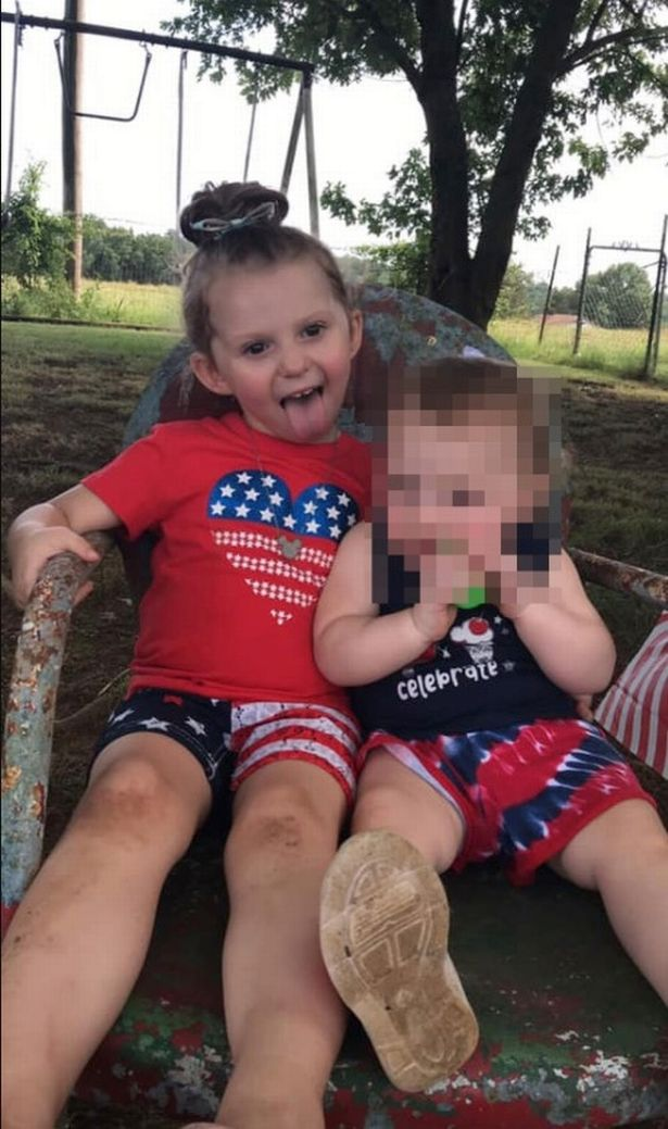 手中的铅笔|3岁的女孩昏迷在一辆高温的汽车后座，在车里被闷死，而妈妈睡在室内