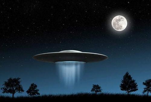 [太阳系]波兰男子郊外骑车拍下UFO照片，专家称40年来最清晰照片
