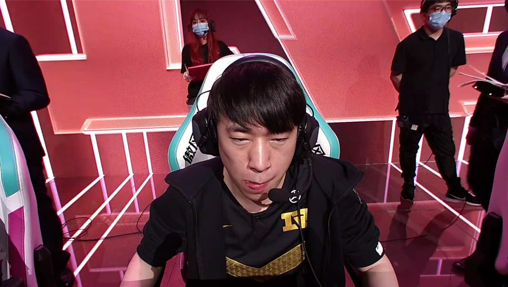 「fpx战队」FPX翻盘RNG，UZI直播间怒拍桌子，UZI泪目：RNG下路站起来了