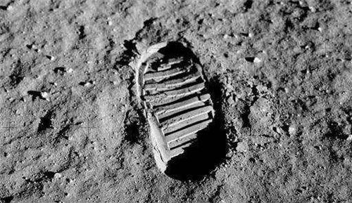 月球▲50年前，美国在月球插了一面旗帜，如今被卫星拍到，情况有些不太对