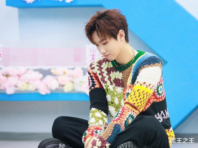 汪苏泷@《青2》汪苏泷跟学员合影，有谁注意段小薇站位，她真的性格大变