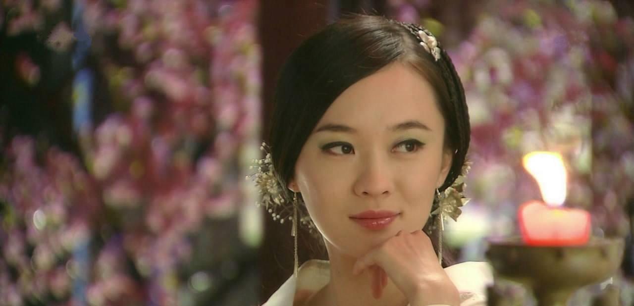 霍思燕也在《天师钟馗之美丽传说》中扮演过苏妲己,服饰加入了豹纹