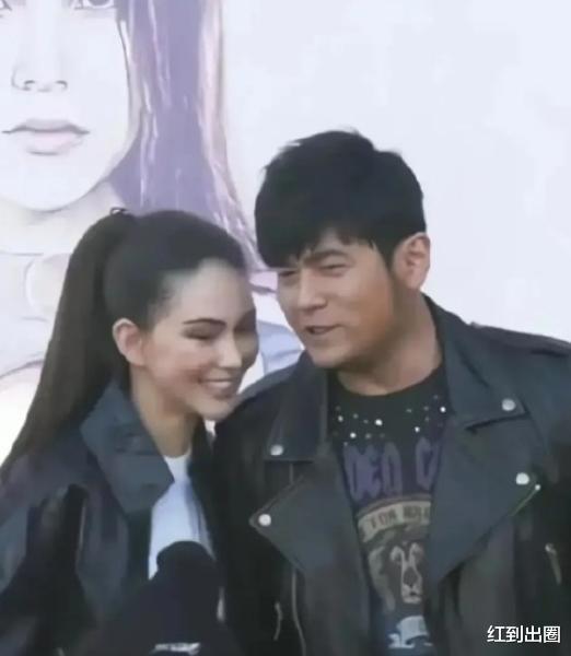 周杰伦|周杰伦与昆凌同台胖到认不出，暴肥原因疑曝光：患病吃药副作用大