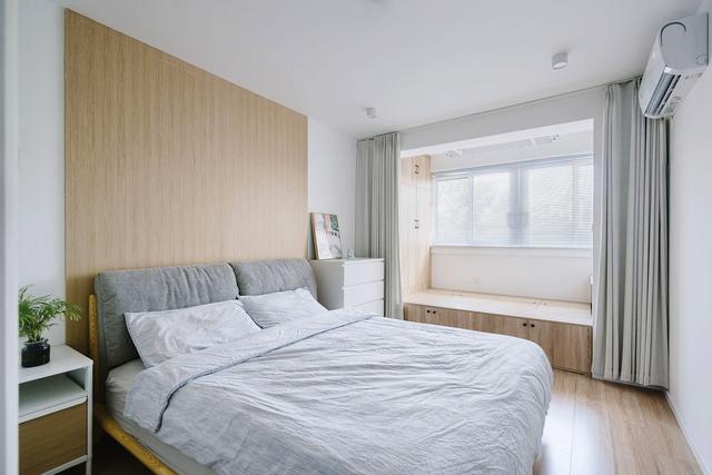 |她家52平两房，一家四口人住，客餐厅一体化，储物空间做到极致