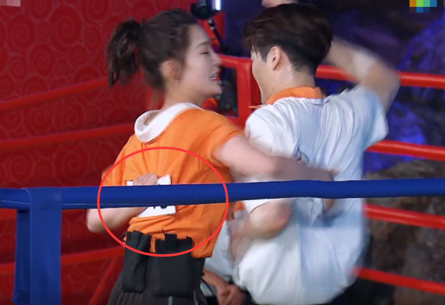 李沁|有种保守叫李沁穿《跑男》团服，撕名牌时别人都正常穿，就她与众不同