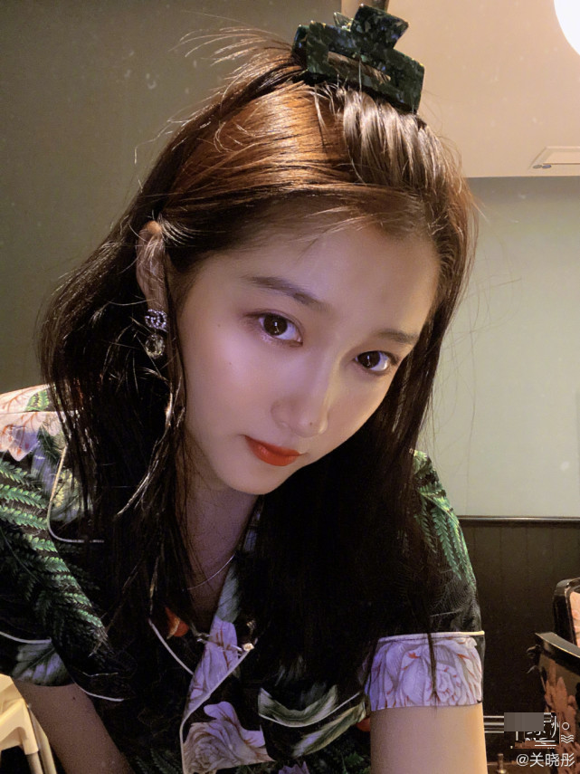 关晓彤|没作品就是自卑？关晓彤深夜发文回应质疑，鹿晗反应好冷漠