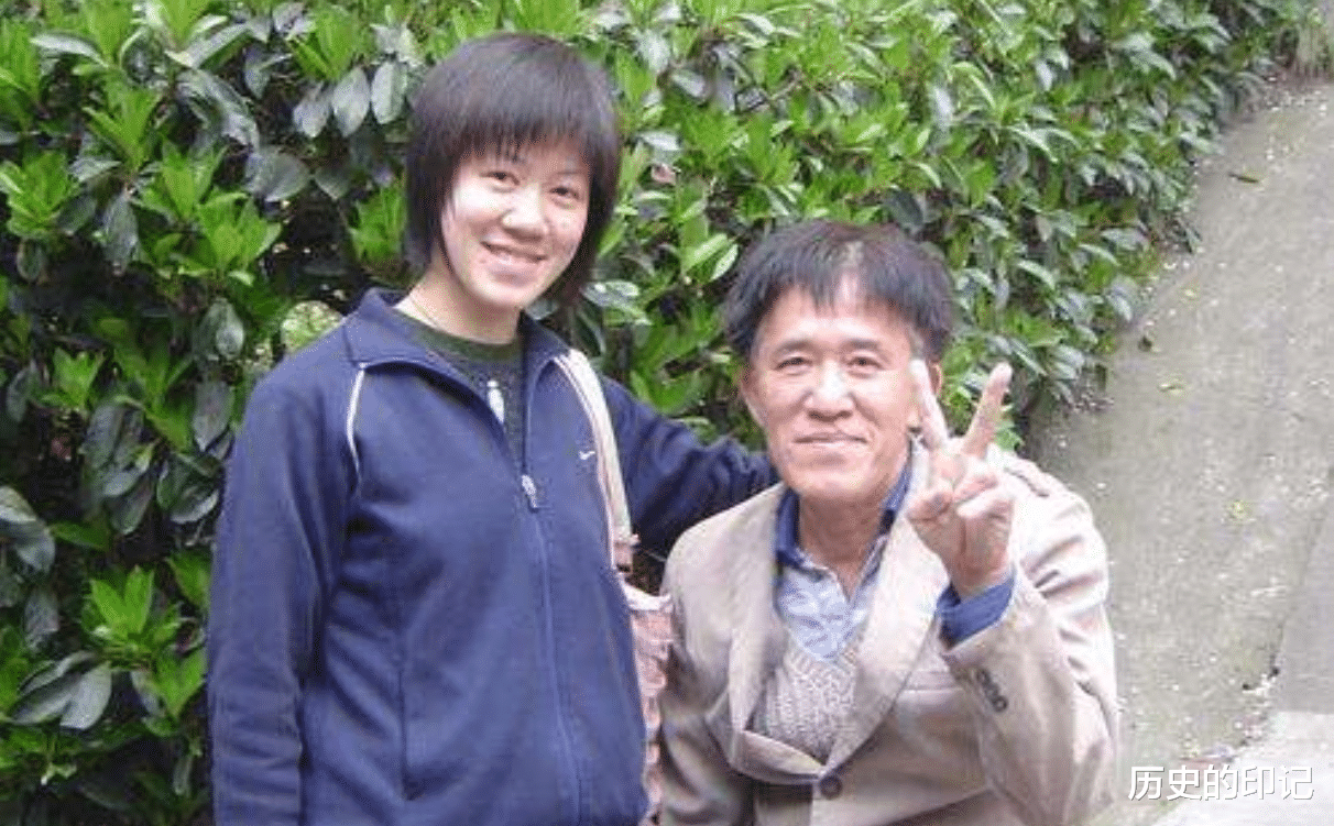 『女孩』13年前身背瘫痪父亲上学,高考763分的黄来女,其现状如何?