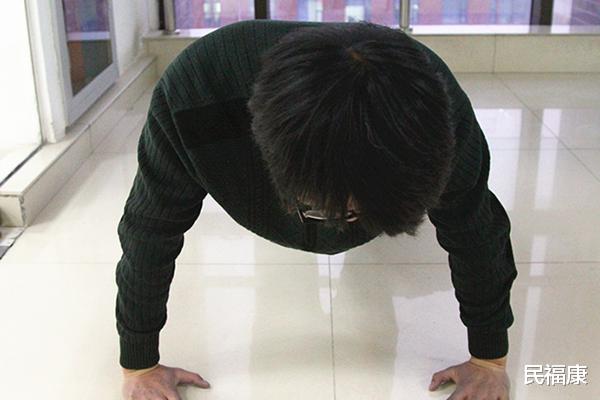 俯卧撑|男性一次完成多少个俯卧撑算合格？提醒：这个数不少男人达不到