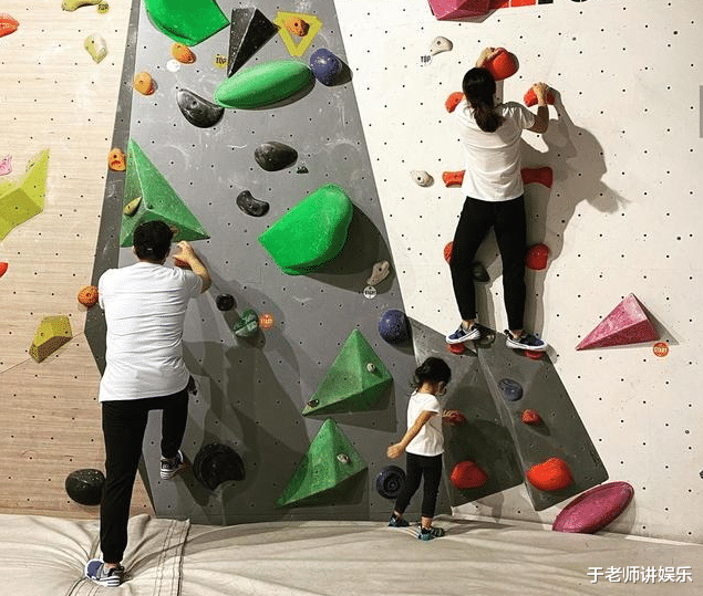 音乐会|霍启刚郭晶晶甜蜜约会，音乐会现场头靠头亲密合影，羡煞旁人