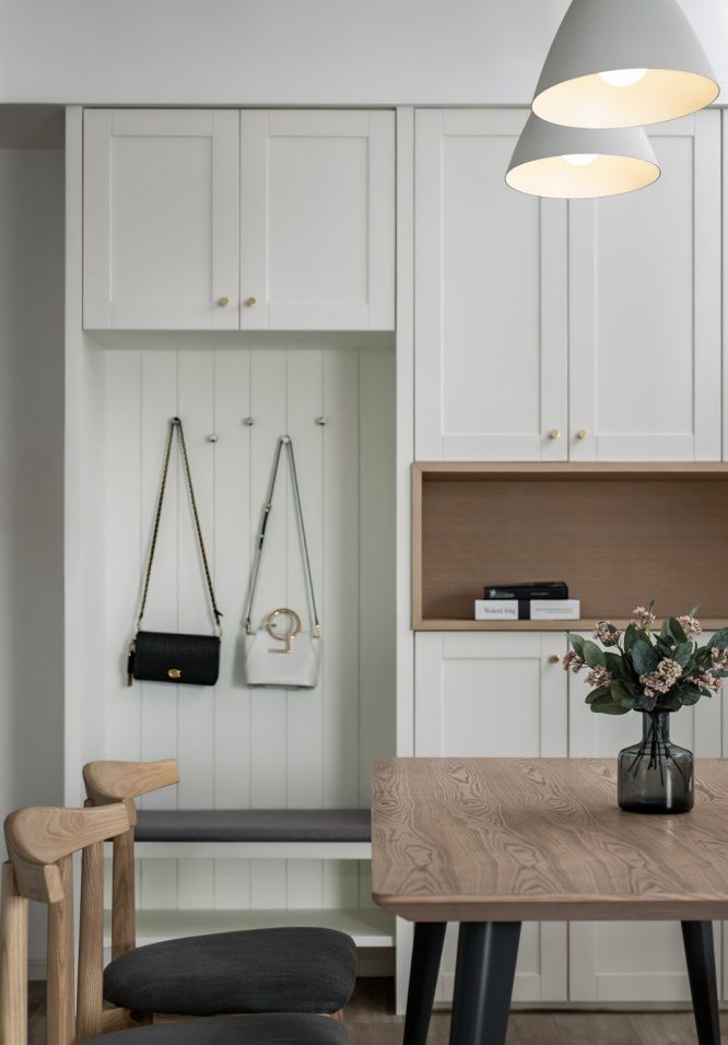 ▲98平现代三居，黑白灰客厅格调十足，儿童房用黑框玻璃门隔断