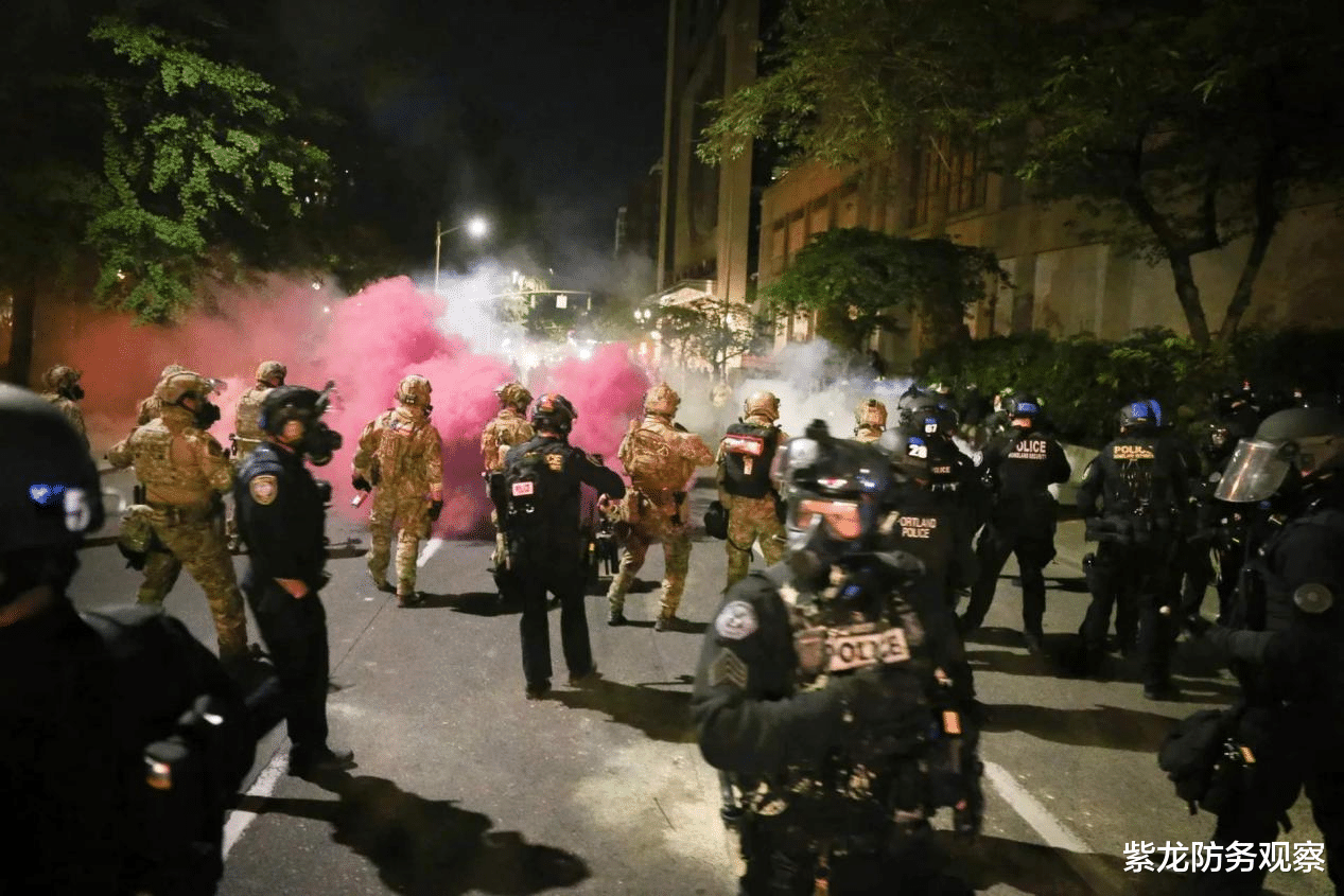 白宮外已陷入一片混亂，警方抵達後果斷開火，催淚彈和眩暈彈飛起-圖2