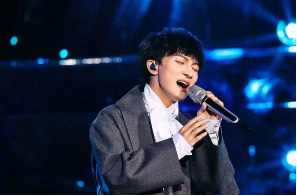 华晨宇■《歌手·当打之年》华晨宇夺得歌王，歌名被和谐，歌词更是改的面目全非！