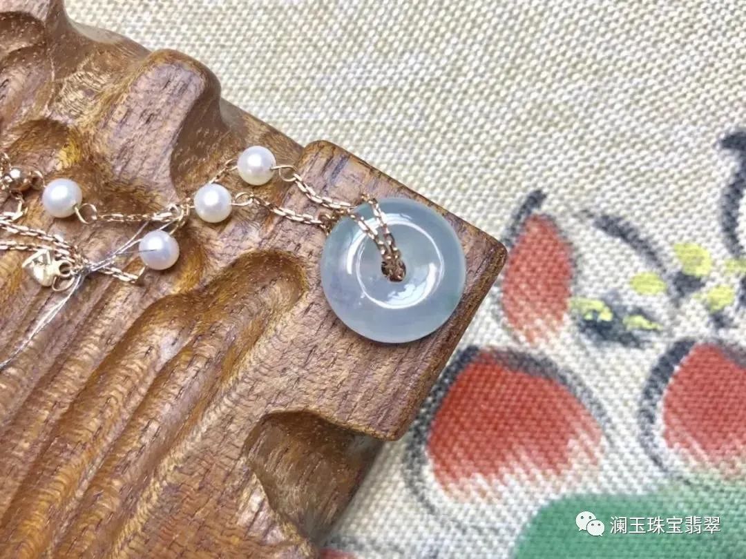 「翡翠」小小翡翠平安扣，凭啥那么贵？
