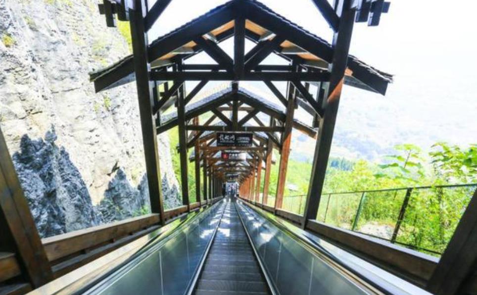 自动扶梯|中国这个城市火了，建世界“最长”自动扶梯，爬山不用走了