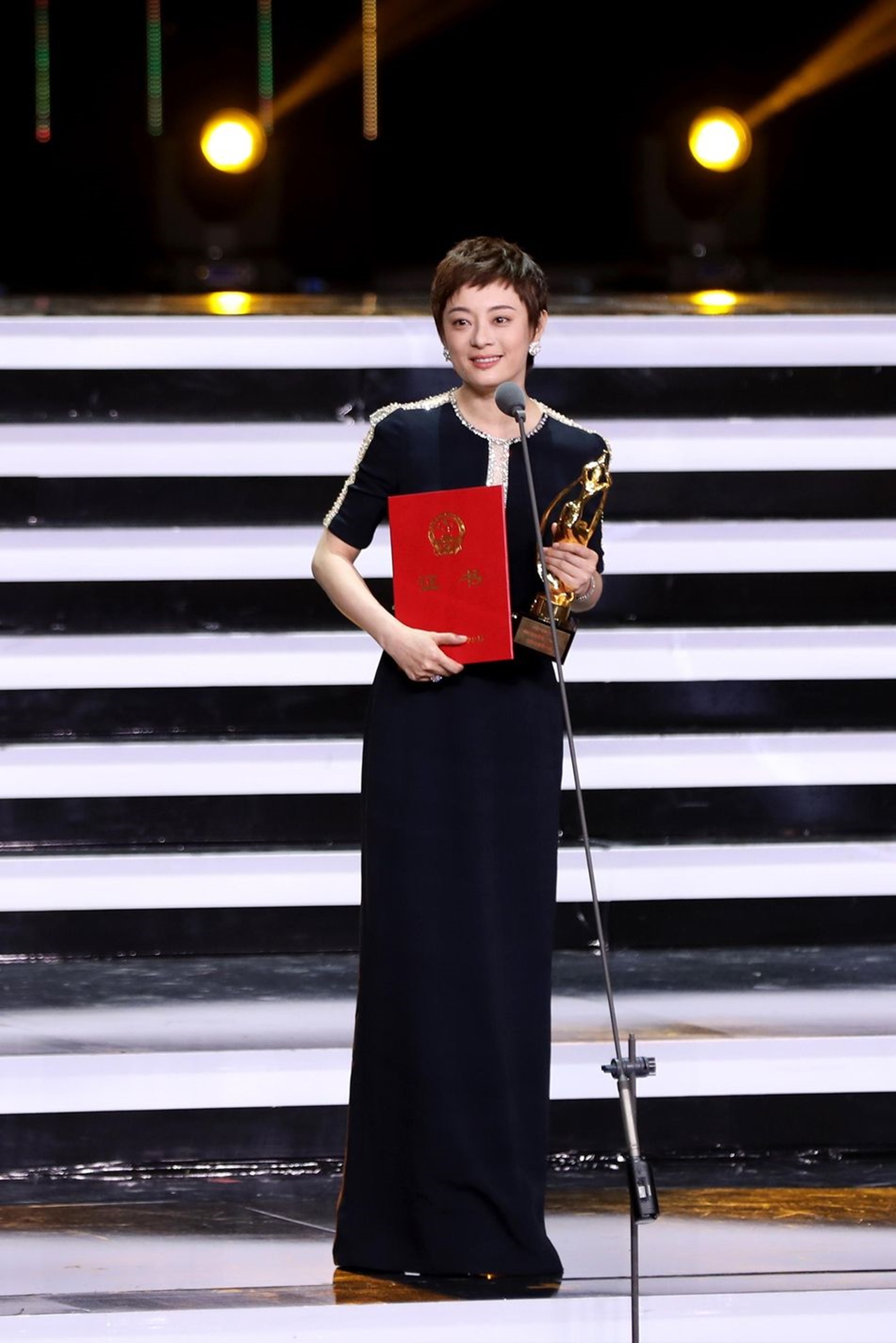 电视剧|闫妮获白玉兰奖，成第5个电视剧大满贯女演员，前4个也名副其实