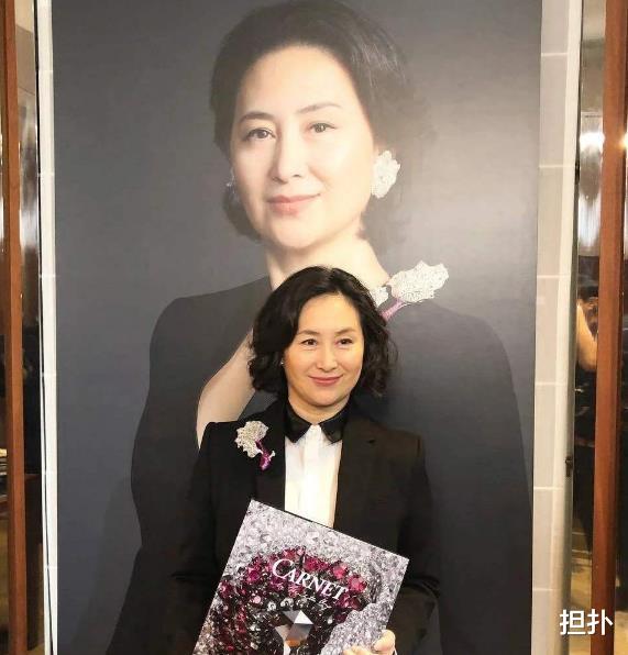 刘嘉玲|刘嘉玲跟何超琼同框对比，才知道什么是戏子，什么是真正豪门千金