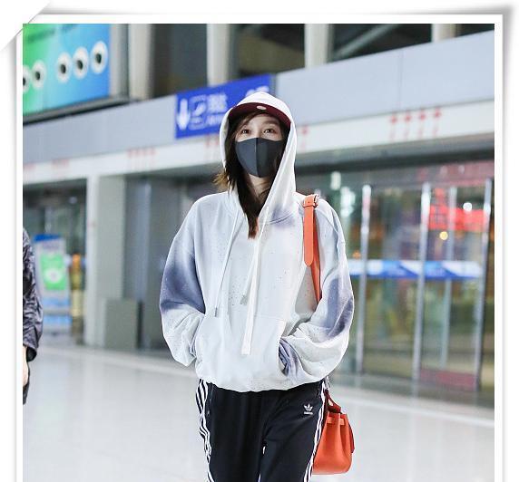 关晓彤|关晓彤参加活动穿“九分紧身裤”？不，是她的腿太长了