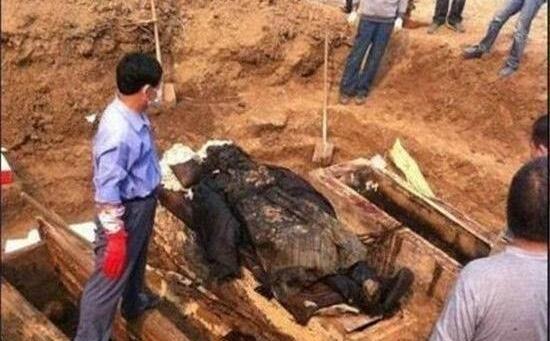 「」历史上最毛骨悚然的事件-95僵尸事件，很多人一辈子的童年阴影！