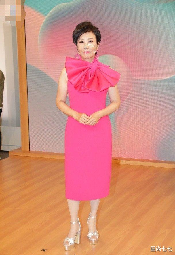 汪明荃|汪明荃同框郑裕玲！73岁自然脸秒杀63岁整容脸，身材一凹凸一扁平