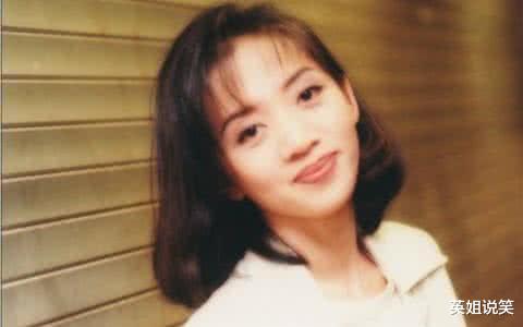 梅艳芳|梅艳芳葬礼：八位大佬扶灵送殡，谢霆锋抬遗像，上万歌迷沿街送别