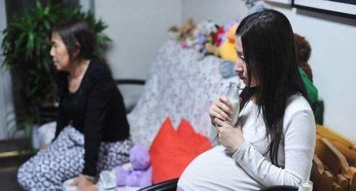 产后|何超盈产后减肥仍被吐槽：我拿命生的孩子，你有什么资格嫌我丑