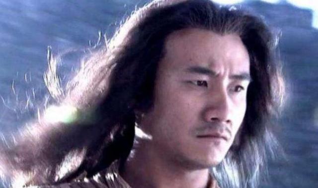 黄日华|为啥黄日华版乔峰一直戴着帽子？当他摘下帽子后，原谅我笑出了声