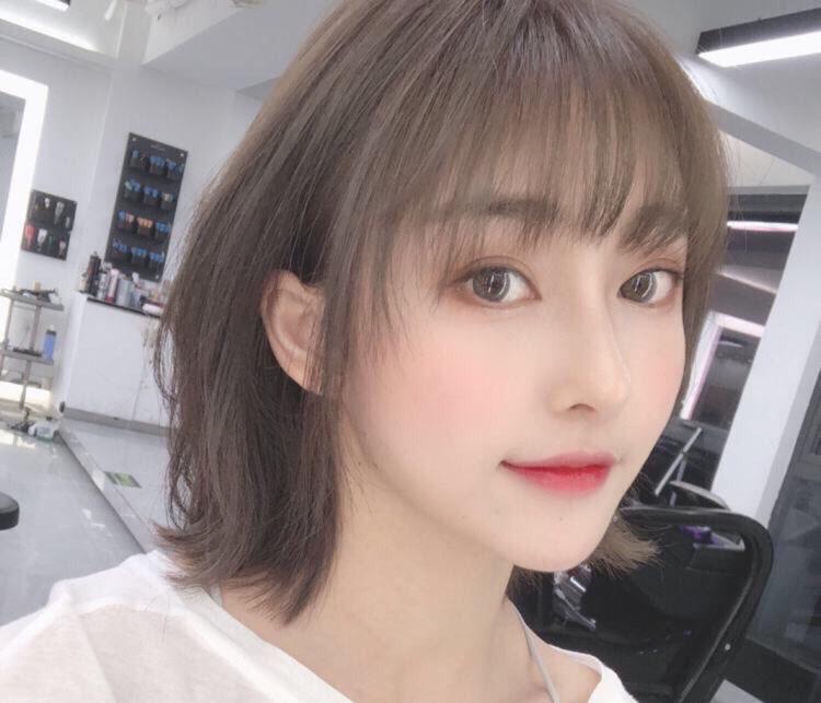 发型▲最近很火的一种新发型，“齐刘海+锁骨发”，Lisa剪了后超美的！