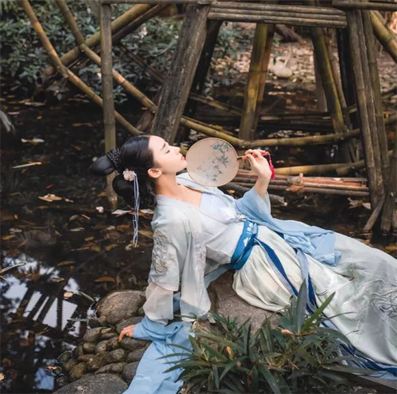 |11月上旬生肖运势：桃花逆转，爱意燃烧旧爱回头，与前任重归于好