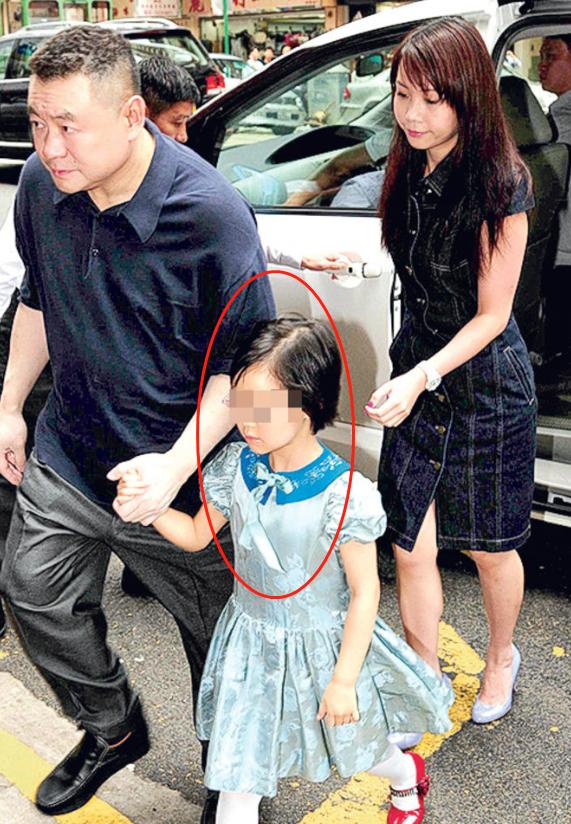 刘銮雄|刘銮雄女儿近况:一个大龄剩女,一个资产数十亿,一个山上捡垃圾