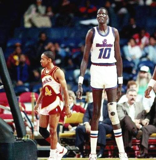 :身高约240 cm,体格健壮,没篮球技术,两个月能成为 NBA主力吗?