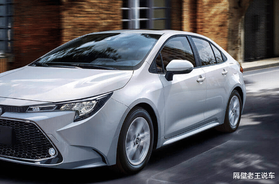 丰田雷凌@当之无愧的廉价“省油王”！轴距2米7，标配8个安全气囊，油耗每公里3毛