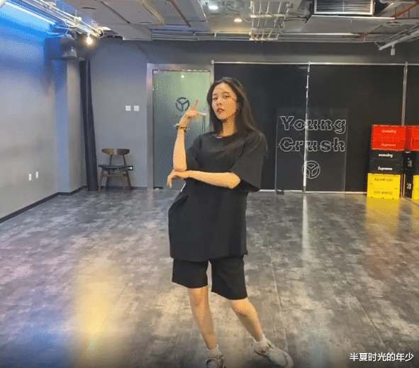 宋妍霏:为什么宋妍霏一直浓妆示人,当她跳舞累到“脱妆”后,确定24岁?