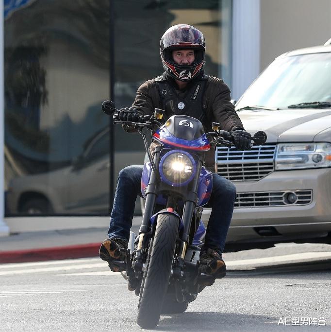 锦衣之下：56岁基努·里维斯骑摩托兜风！机车夹克+大皮鞋造型亮相，帅到爆表