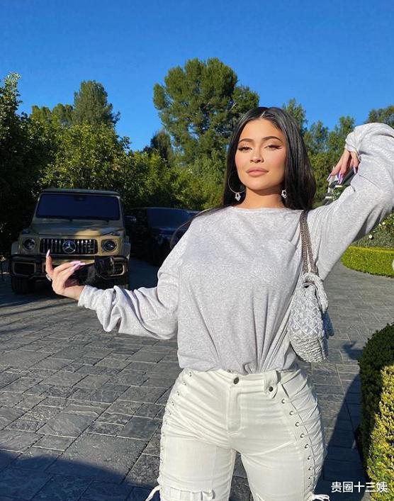 【金·卡戴珊】71亿身家系造假！卡戴珊妹妹被福布斯除名，或将面临坐牢