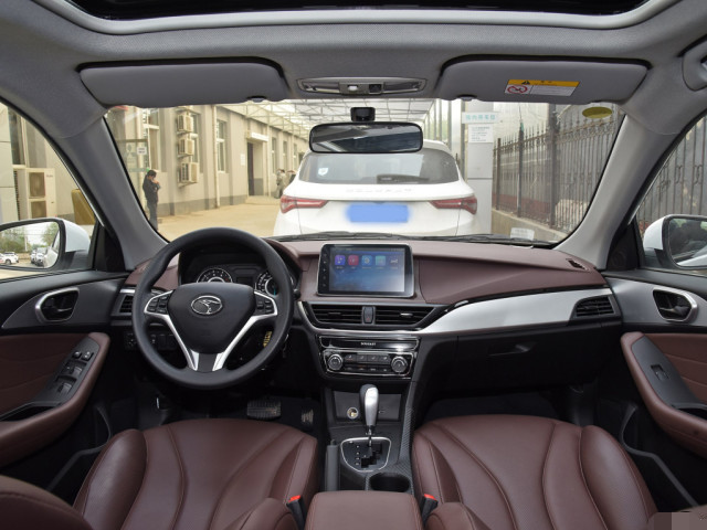 东南a5|东南A5翼舞起售不到5万,配四轮独悬+三菱发动机,直接放弃F3