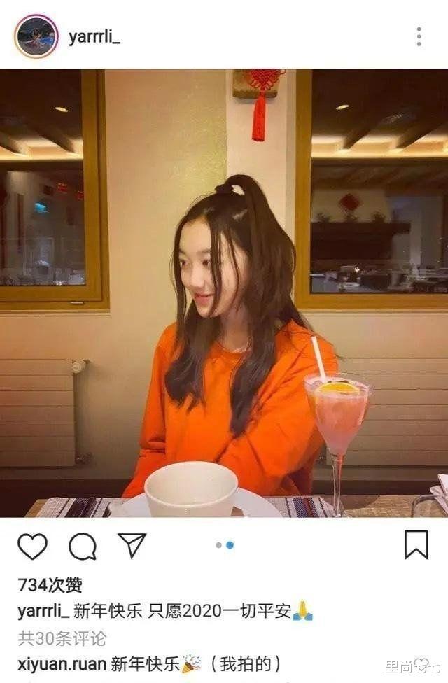 李嫣|太惊喜！14岁李嫣脸部回归正常，染金发穿露脐装身高赶超183爸爸