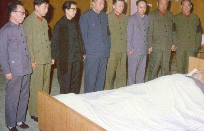 |主席逝世后，汪东兴和华国锋做了一个重大的决定，让人很敬佩