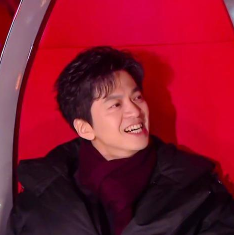 好声音|《好声音》总决赛现场,李建身穿大棉袄,台上台下差距太大