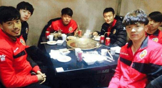 『姚明』看看姚明吃的晚饭，再看看国足的晚餐，网友：自律差距一目了然