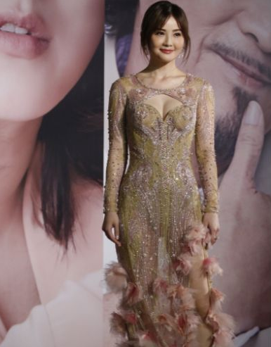 「阿Sa」37岁阿Sa开挂式长开？看她身穿“55度灰裙”的样子，身材堪称一绝