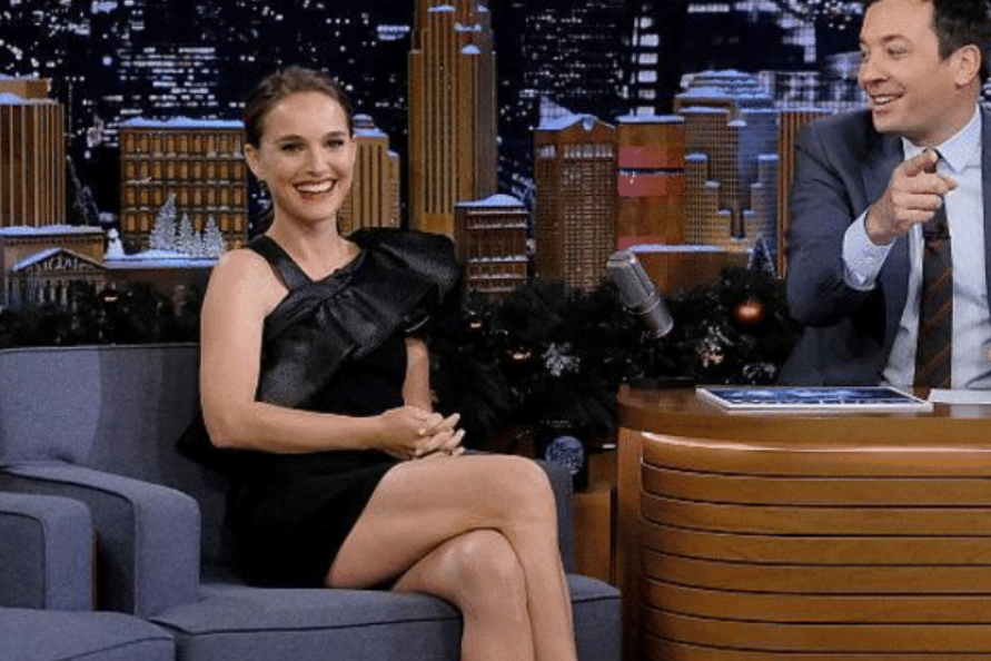 金星▲国外综艺脱口秀，自首位女嘉宾走红“抬腿坐姿”后，竟成了“共识”？