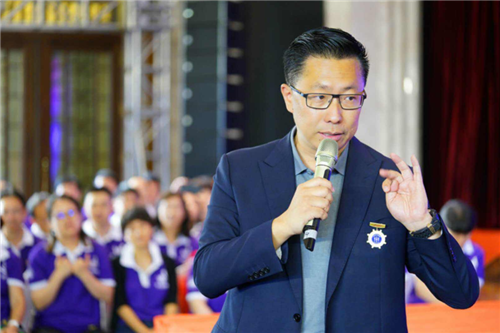 李阳|当初创办疯狂英语的李阳，迎娶娇妻身价过亿，为何却出家当和尚？