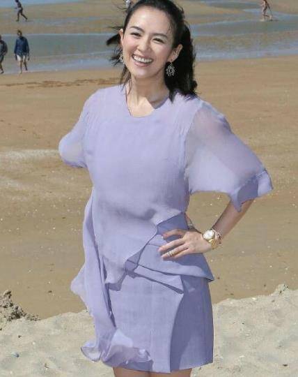 『章子怡』章子怡海滩照曝光，当镜头照到全身后，看到无修饰的腿，太真实了